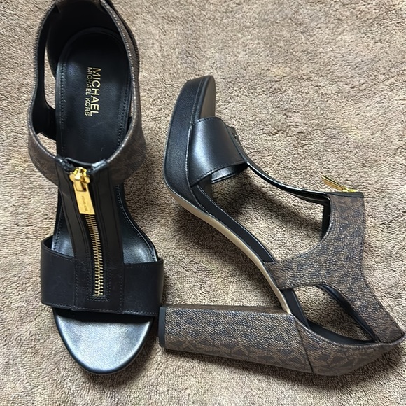 1 Michael Kors, two-tone, zip heels - Picture 5 of 8